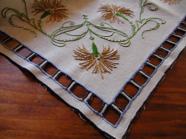 Breathtaking sideboard top in linen with embroidered thistles