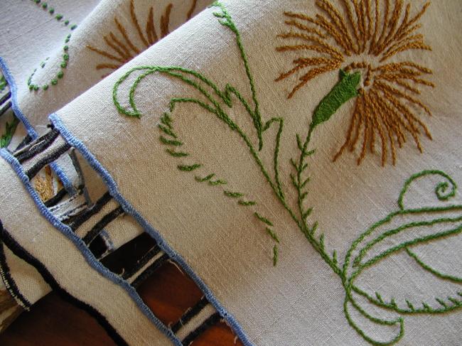 Breathtaking sideboard top in linen with embroidered thistles