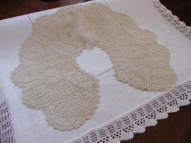 So sweet round collar in handmade irish guipure lace 19th century