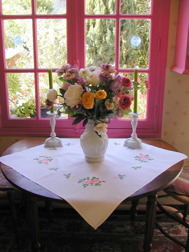 Gracieuse petite nappe brodée de roses anciennes rouges, roses et oranges