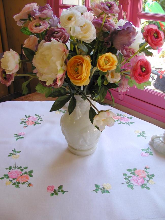 Gracieuse petite nappe brodée de roses anciennes rouges, roses et oranges