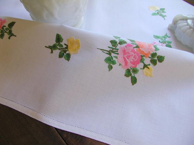 Gracieuse petite nappe brodée de roses anciennes rouges, roses et oranges
