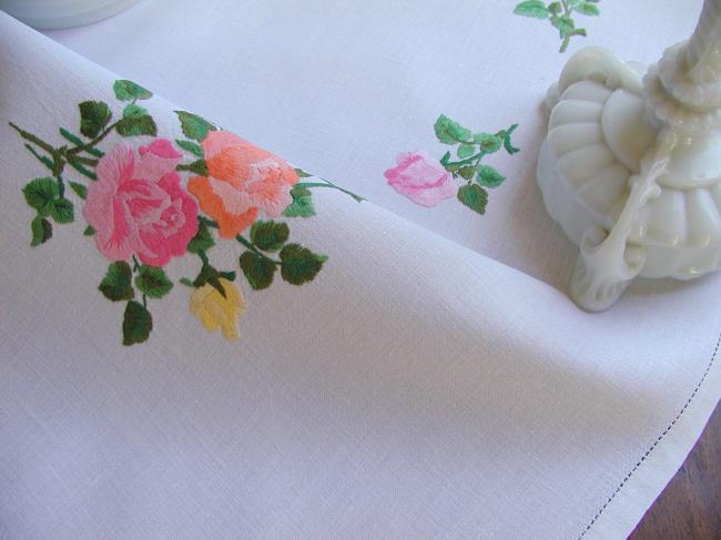 Gracieuse petite nappe brodée de roses anciennes rouges, roses et oranges