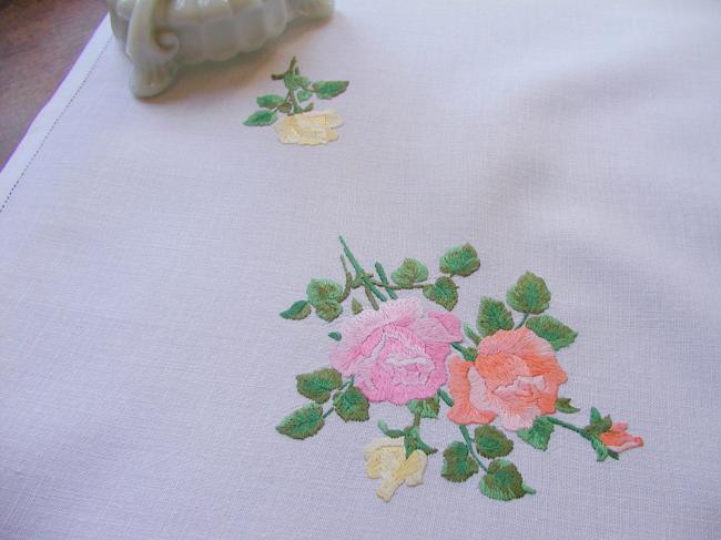 Gracieuse petite nappe brodée de roses anciennes rouges, roses et oranges