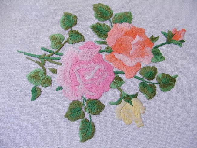 Gracieuse petite nappe brodée de roses anciennes rouges, roses et oranges