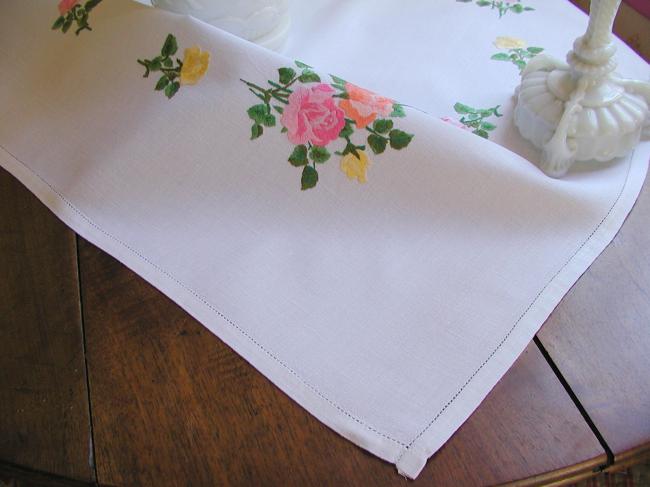 Gracieuse petite nappe brodée de roses anciennes rouges, roses et oranges