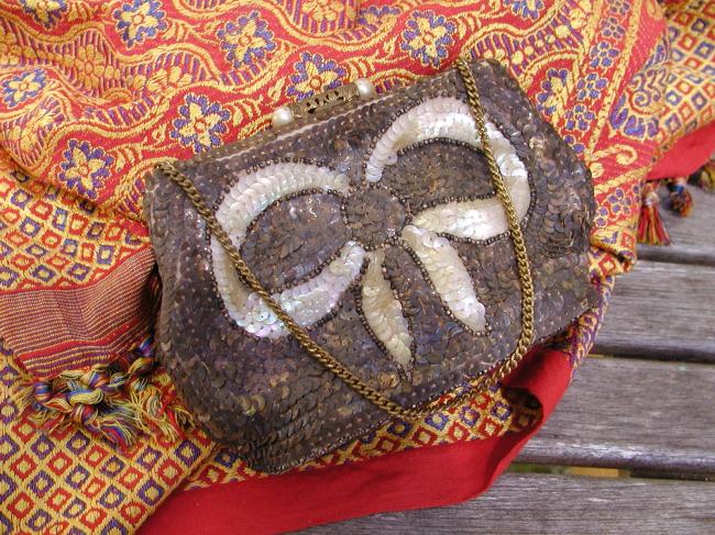 So gorgeous vintage evening bag with beads and sequins
