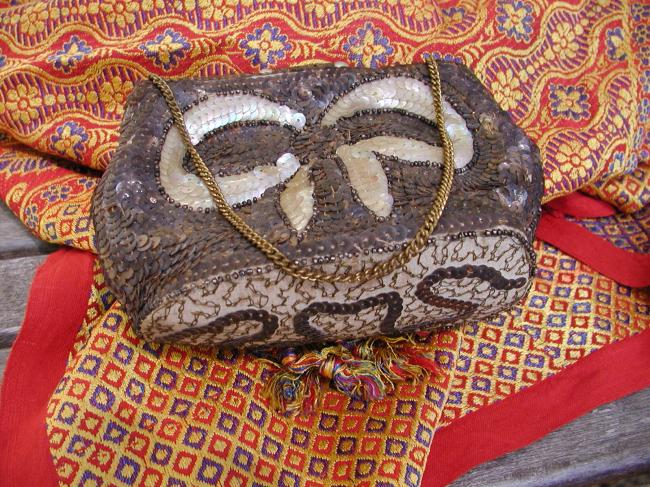 So gorgeous vintage evening bag with beads and sequins