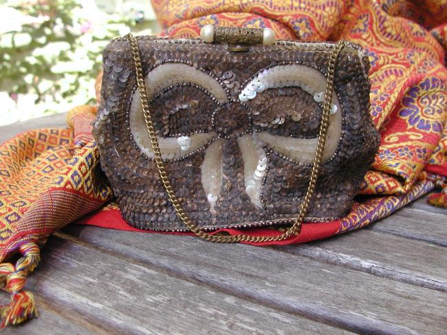 So gorgeous vintage evening bag with beads and sequins