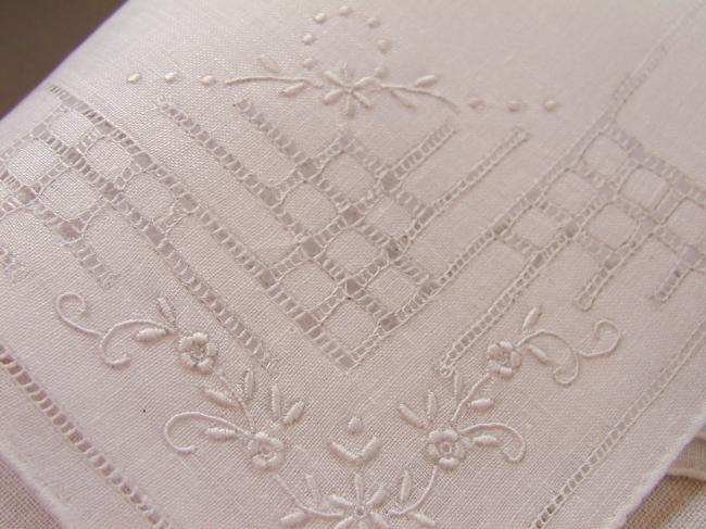 Lovely handkerchief in lawn with hand-embroidered garland of flowers