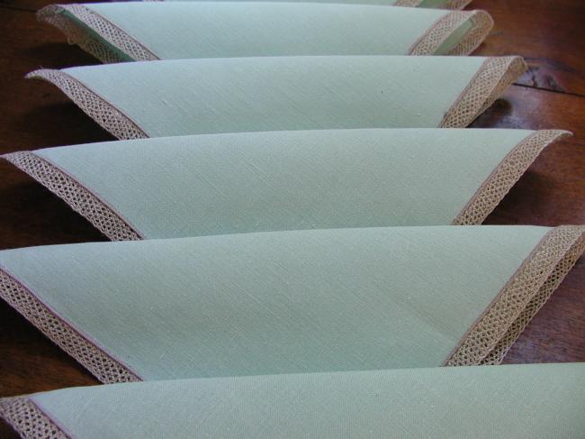 6 très grâcieuses petites serviettes en fil et bordure en dentelle de Cluny