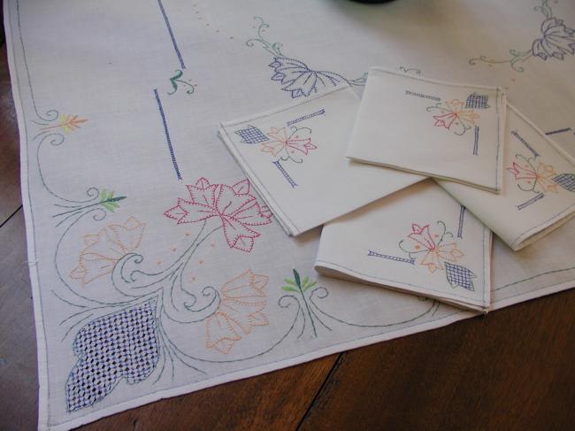 So sweet tea tablecloth with its 4 napkins, lovely handmade embroidery