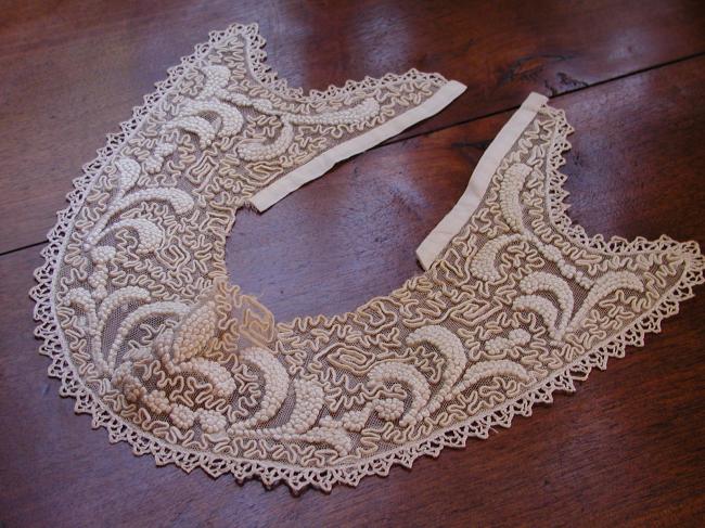 Striking collar in embroidered net 19th century