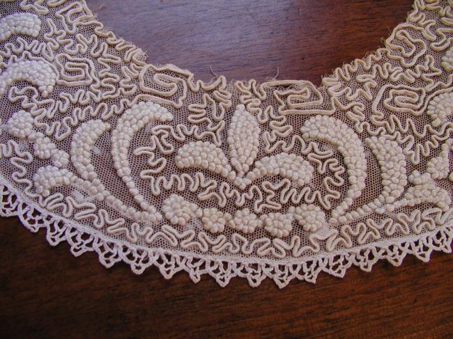 Striking collar in embroidered net 19th century