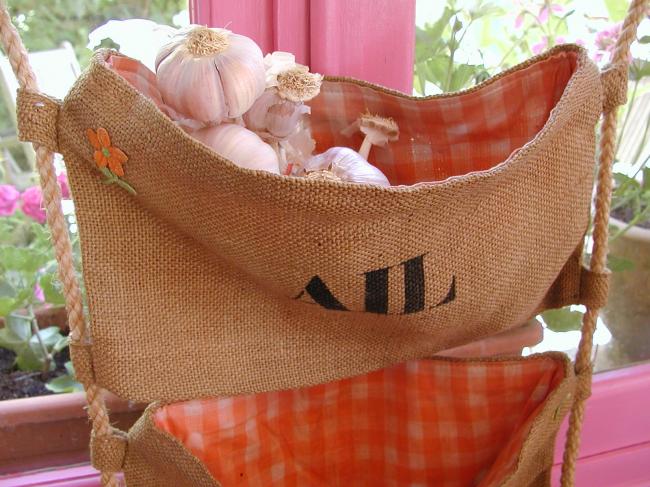 Very original  kitchen stand in jute to store bay leaves, thyme and garlic