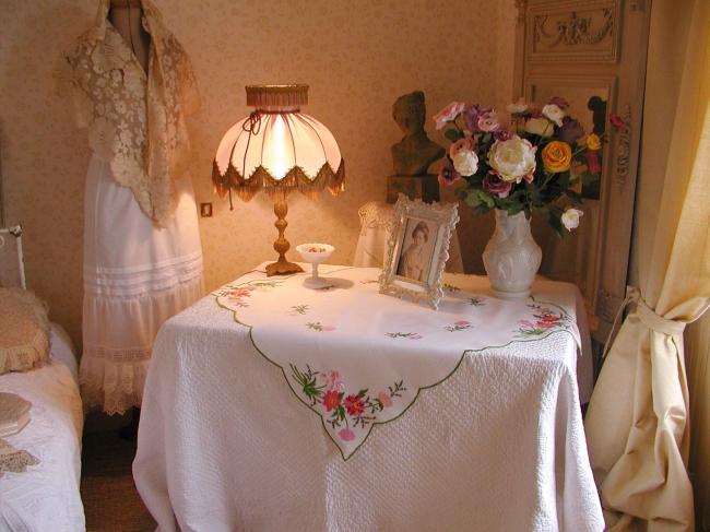 Adorable nappe en lin, brodée d'un romantique bouquet de fleurs