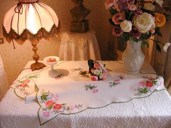 Adorable nappe en lin, brodée d'un romantique bouquet de fleurs