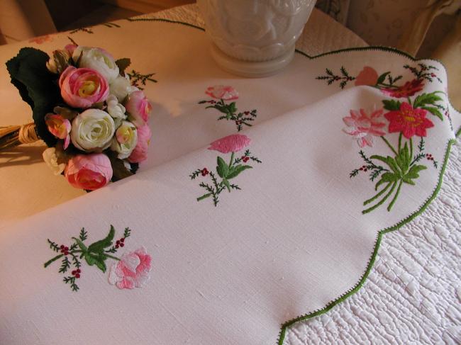 Adorable nappe en lin, brodée d'un romantique bouquet de fleurs