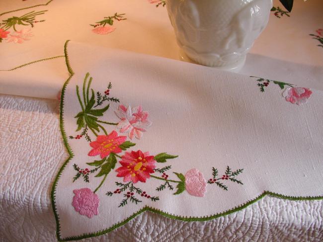 Adorable nappe en lin, brodée d'un romantique bouquet de fleurs