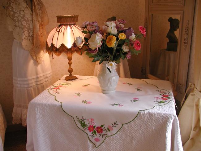 Adorable nappe en lin, brodée d'un romantique bouquet de fleurs