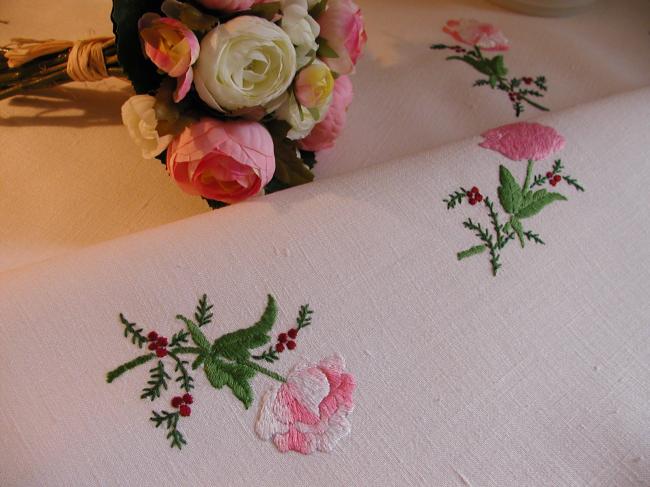 Adorable nappe en lin, brodée d'un romantique bouquet de fleurs