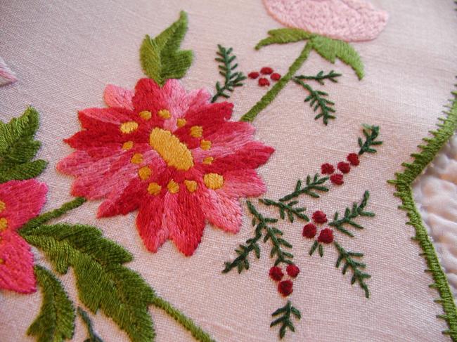 Adorable nappe en lin, brodée d'un romantique bouquet de fleurs