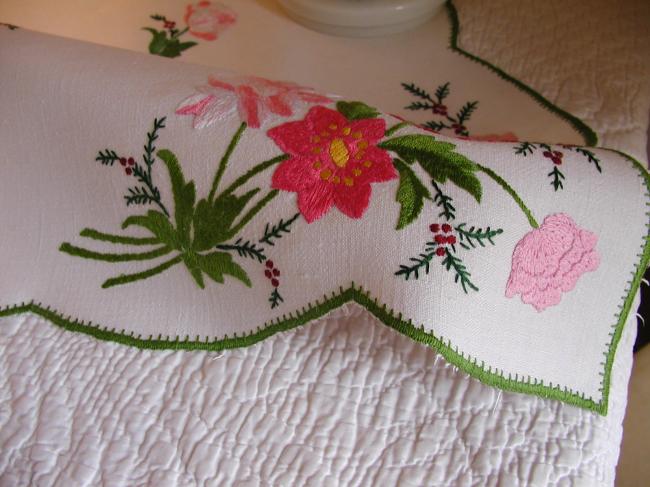 Adorable nappe en lin, brodée d'un romantique bouquet de fleurs