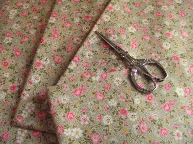 Coupon de coton à fond ficelle avec décor de petites fleurs façon Liberty