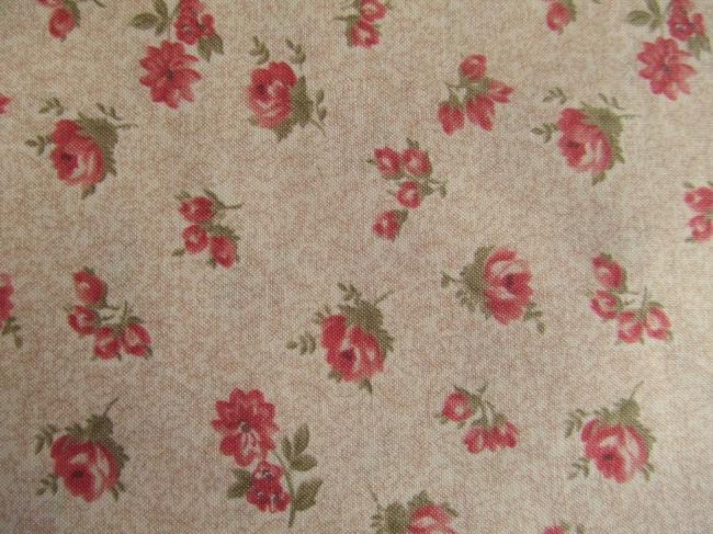Coupon de coton à fond beige avec semis de petites roses rouge fâné