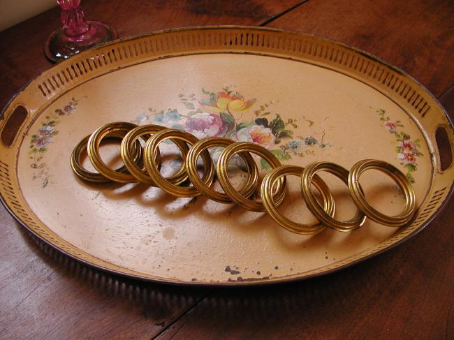 Belle série de 9 anneaux ronds ciselés en laiton doré