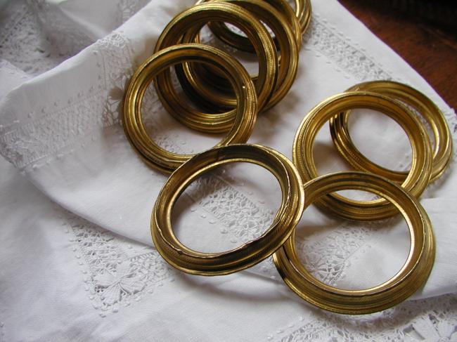 Belle série de 9 anneaux ronds ciselés en laiton doré