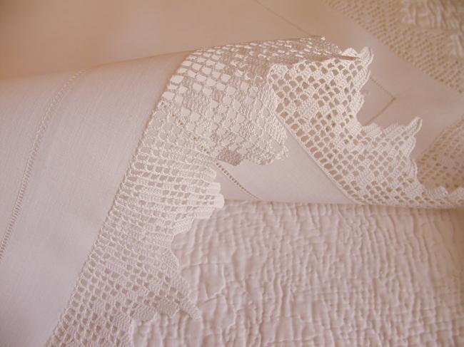 Superb linen table centre with hand-made crochet lace & little embroidery