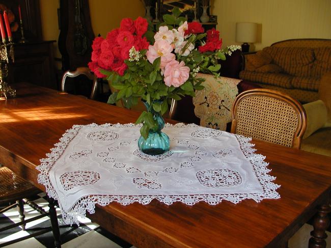 Superb table centre with inserts of Milan crochet lace 1900