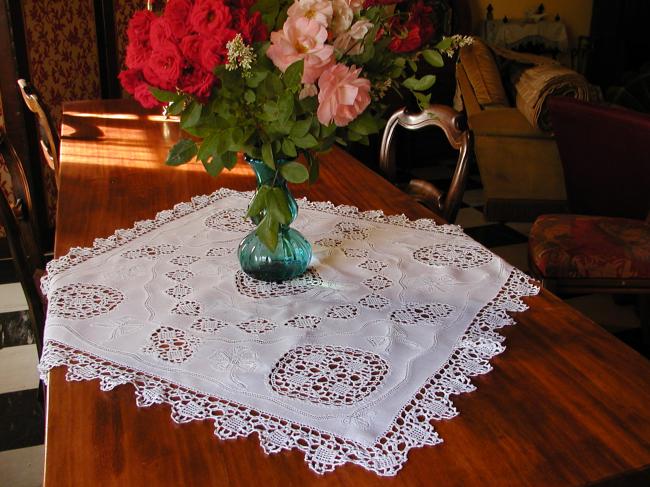 Superb table centre with inserts of Milan crochet lace 1900