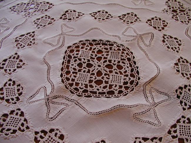 Superb table centre with inserts of Milan crochet lace 1900