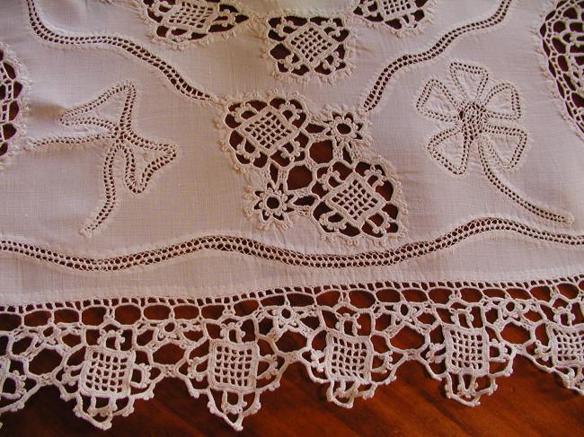 Superb table centre with inserts of Milan crochet lace 1900
