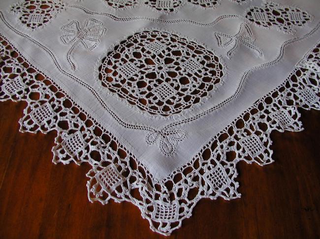 Superb table centre with inserts of Milan crochet lace 1900
