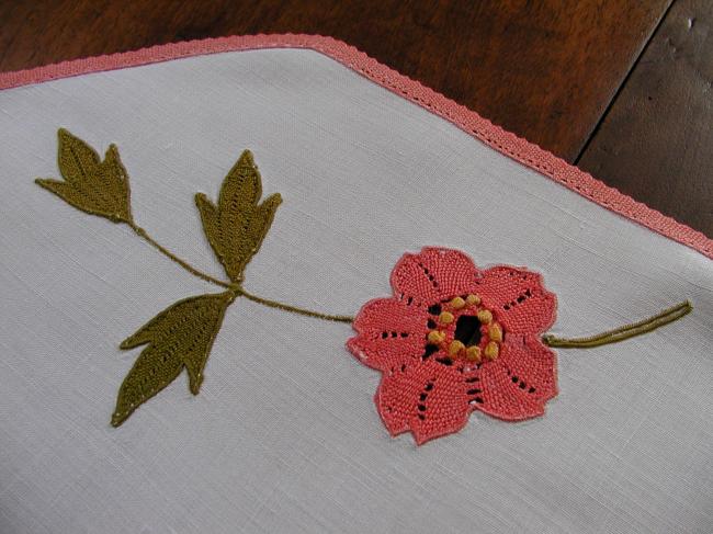 So pretty table centre with inserts of flowers made of bobbin lace