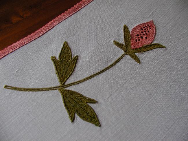So pretty table centre with inserts of flowers made of bobbin lace
