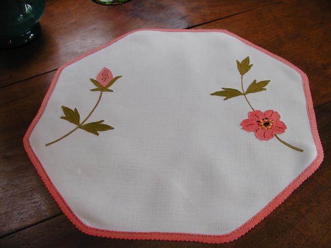 So pretty table centre with inserts of flowers made of bobbin lace