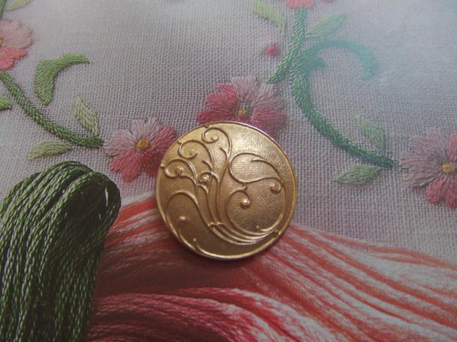 Très belle série de 6 boutons anciens bombés dorés à volutes