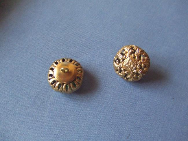 Magnifique série de 4 boutons bombés en cuivre ciselé, fleurs de Lys