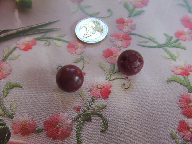 Deux boutons boules en bois peint, couleur framboisine