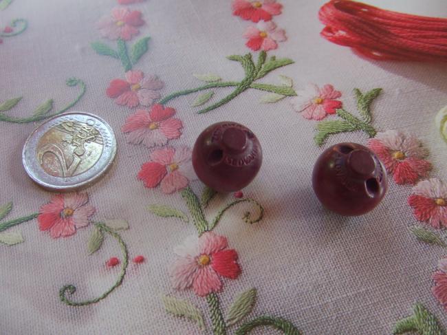 Deux boutons boules en bois peint, couleur framboisine