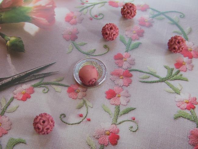 Romantique série de 5 boutons boules, sculptés de roses, couleur framboise