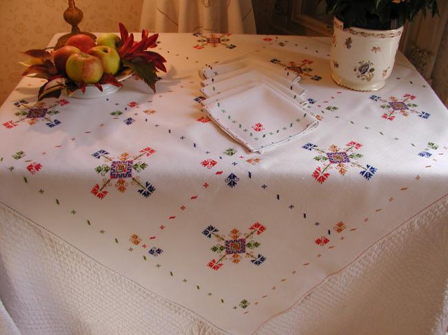 Gorgeous  tablecloth & 6 serviettes in Norvegian hand embroidery
