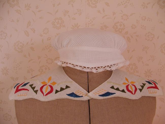 Très original col en lin brodé d'un décor fleurdelisé Art Déco