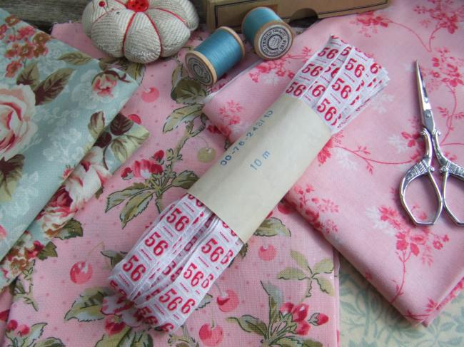 Ancien ruban de couleur blanche tissé numéro rouge, grand chiffre n°56