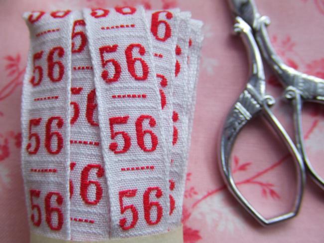 Ancien ruban de couleur blanche tissé numéro rouge, grand chiffre n°56
