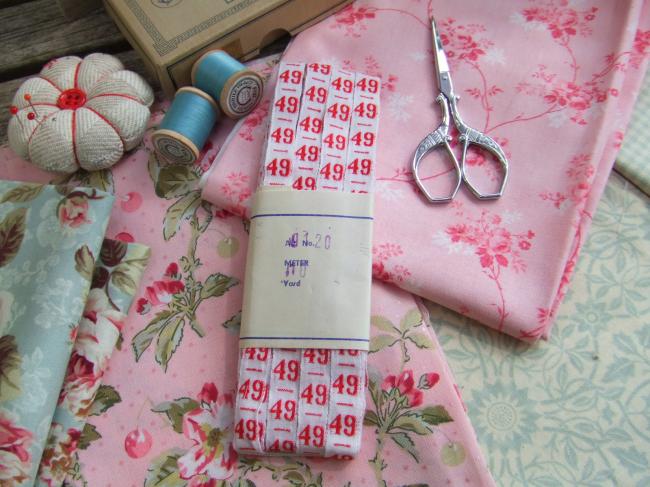 Ancien ruban de couleur blanche tissé numéro rouge, grand chiffre n°49